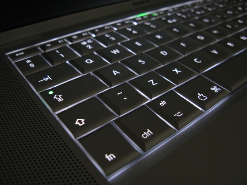  17' APPLE MACBOOK PRO (YENİ ÜRÜN - FOTOĞRAFLARIYLA)
