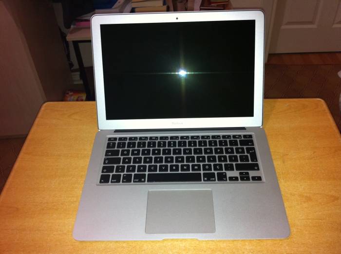  MACBOOK AİR CORE 2 DUO 1.6 80 GB HDD 144mb EKRAN KARTI 2GB RAM