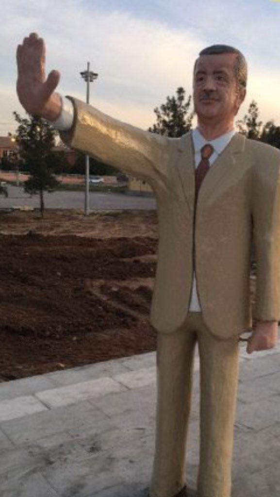 Harran'a, tank durduran Erdoğan heykeli dikildi
