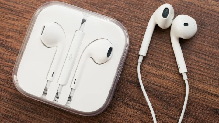 USB-C'li EarPods geliyor: iPhone 15 ile çıkacak