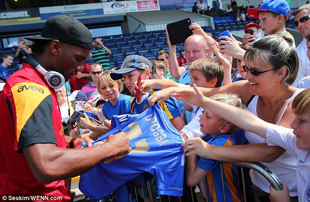  Adam Drogba dövmesi yaptırmış.