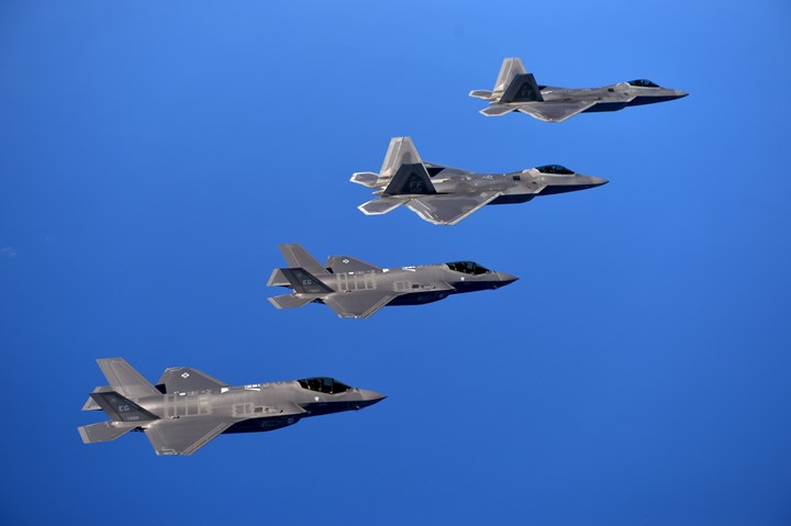 Trump duyurdu; F-55 ve F-22 Super savaş uçakları geliyor