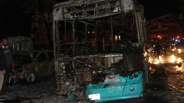  İstanbul'da Halk Otobüsünü Ateşe Verdiler