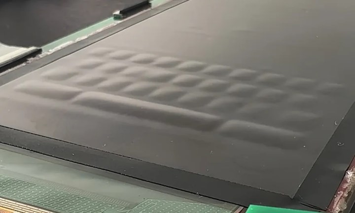 Bu OLED ekran suyla dolarak klavye oluyor