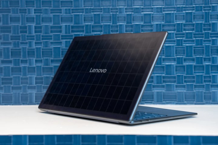 Lenovo, güneş enerjisiyle şarj olan bilgisayarı tanıttı