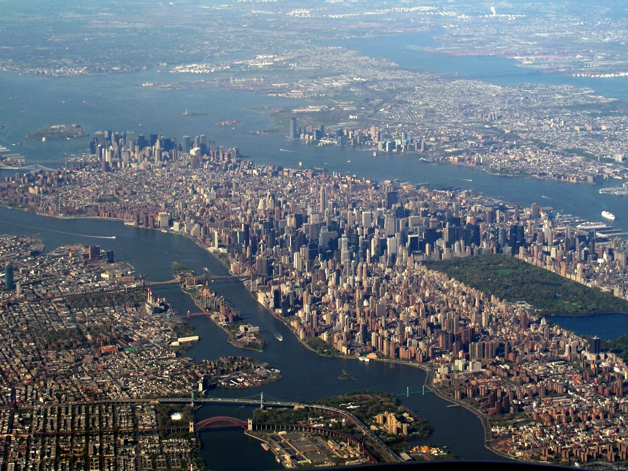 Ковид в сша. Мидтаун Нью-Йорк. Мидтаун Манхэттен Нью Йорк. Нью-Йорк с высоты птичьего полета. Нью-Йорк Квинс сверху.