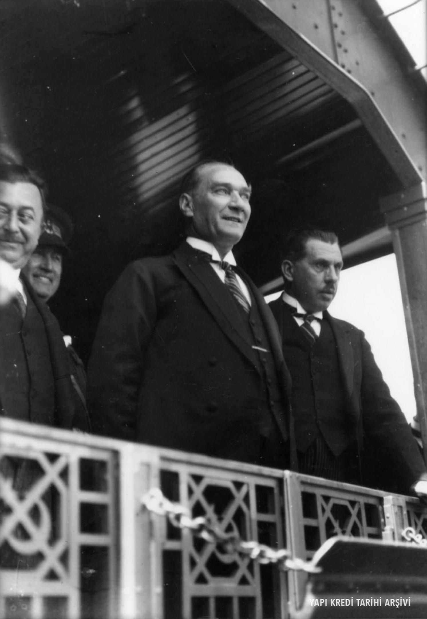 Atatürk’ün fotoğrafları yapay zeka ile renklendirildi, ortaya bu harika arşiv çıktı