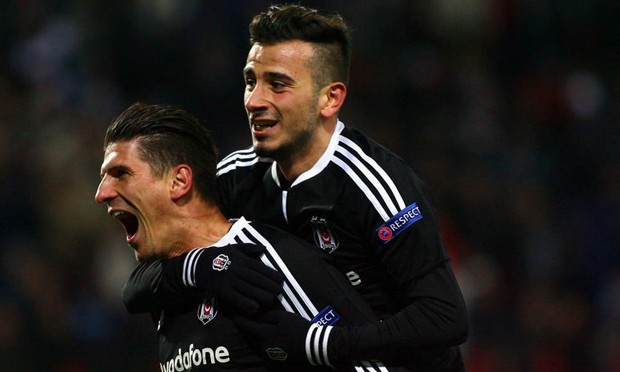  Manchester United Gomez ve Oğuzhan'ın Peşinde