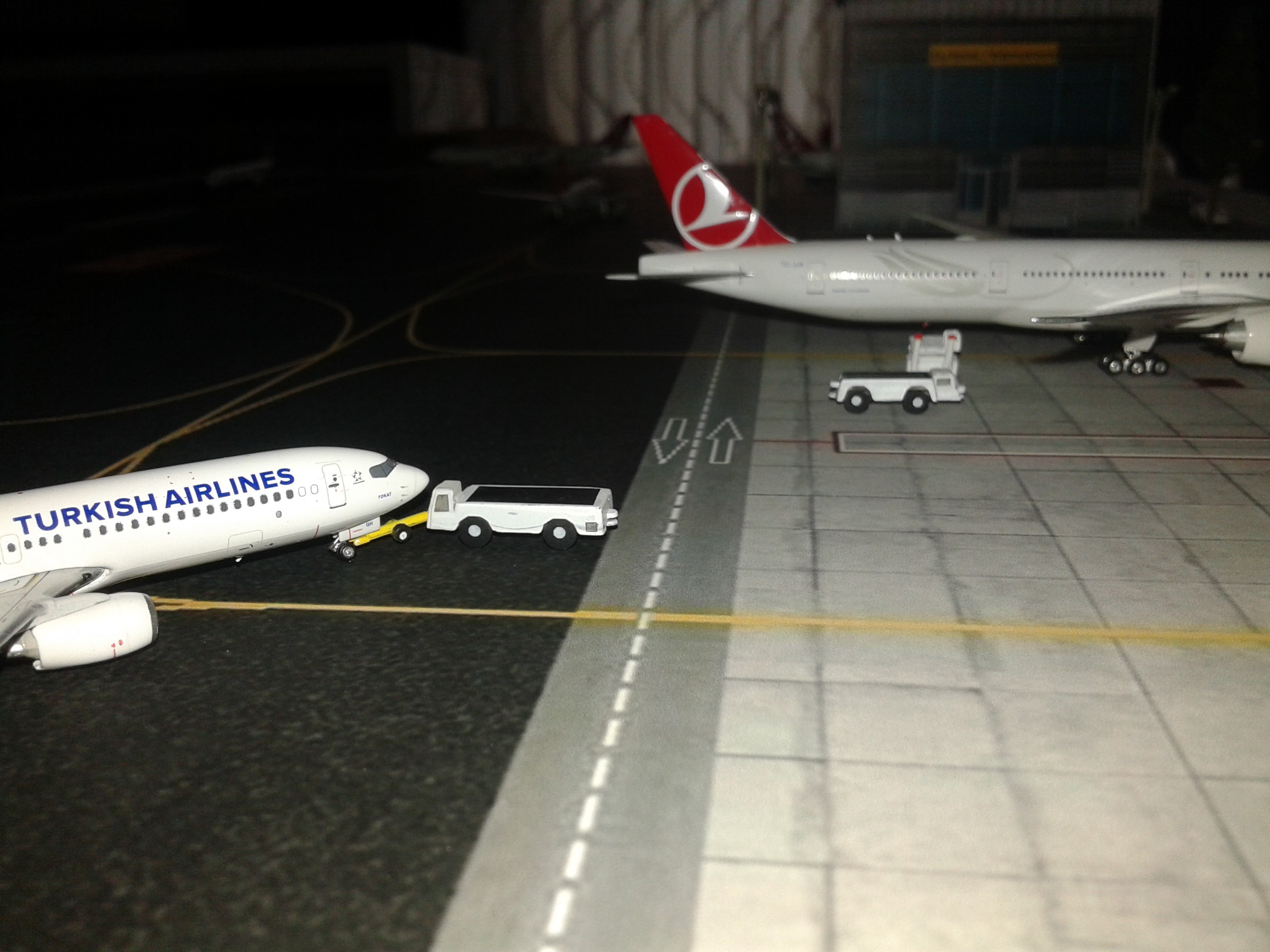  THY 1/400 Mini Airport Diorama