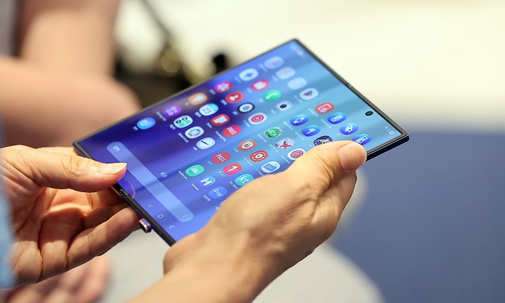 Galaxy Z Fold 7'de siyah beyaz ekran sorunu ortaya çıktı