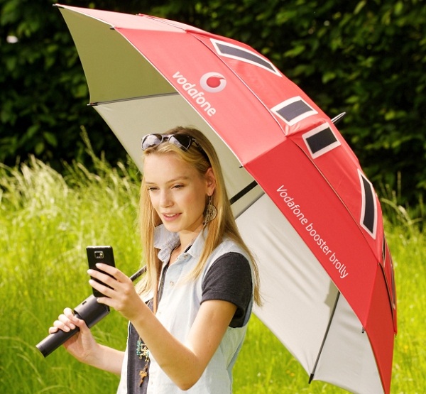 Vodafone, sinyal artıran ve güneş enerjisi sunan şemsiye konseptini tanıttı