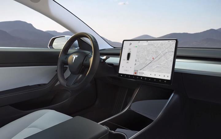 Tesla otomobillere Youtube ve Netflix uygulamaları geliyor