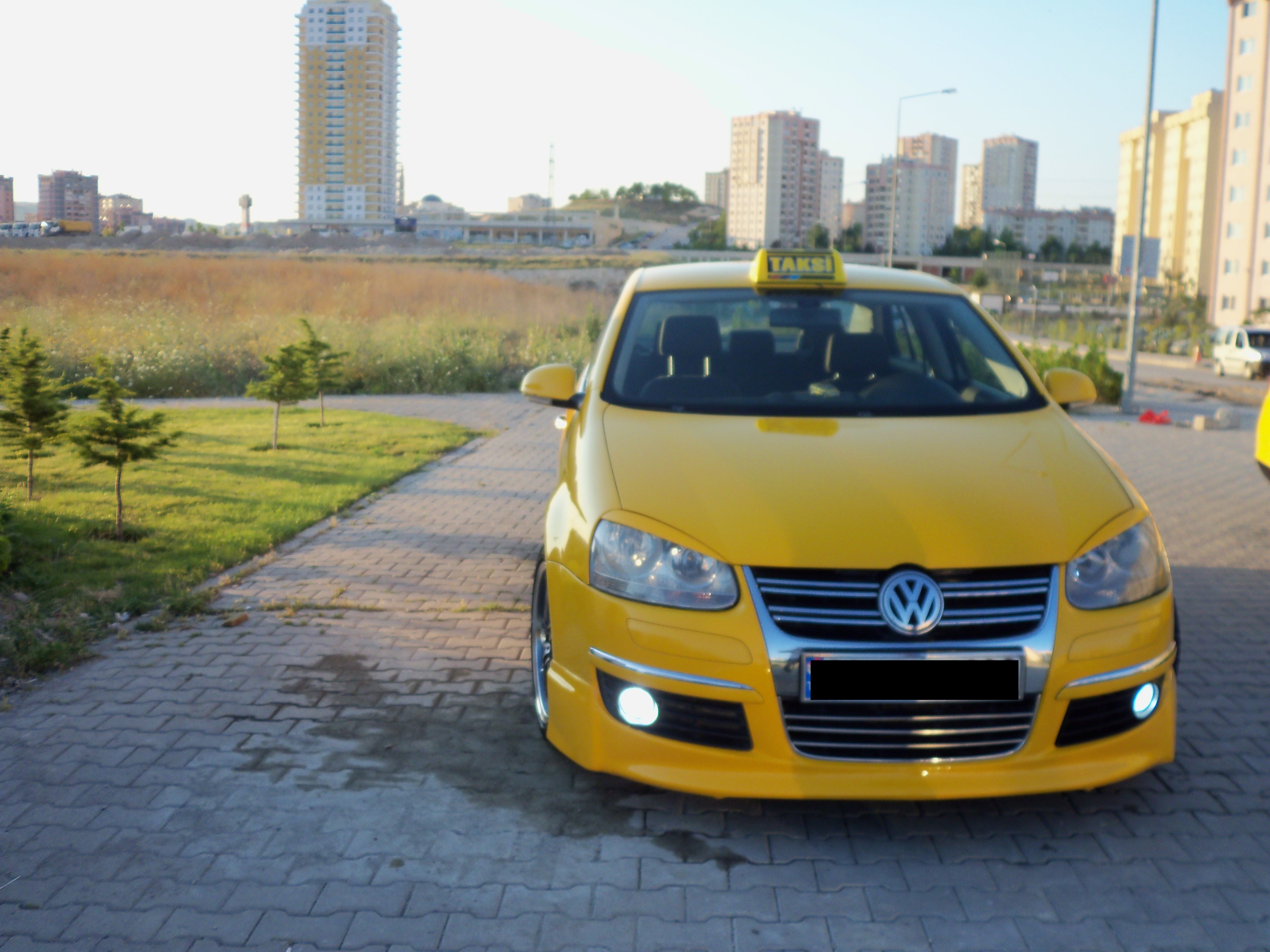 Желтый 21. Фольксваген школа поло такси. Машина Volkswagen такси. Фольксваген такс. Узбекистан Volkswagen taksi.