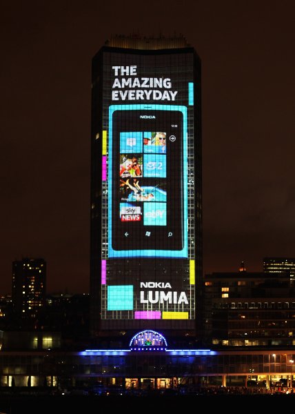Nokia, Lumia 800 reklamı için Londra'da büyük bir etkinlik düzenledi