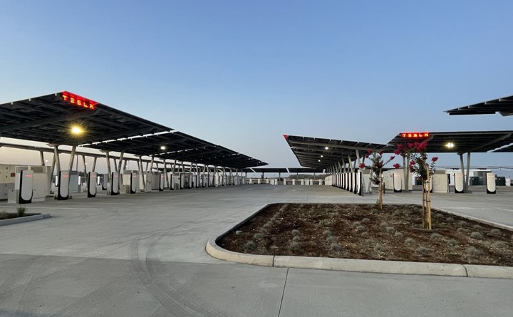 Tesla, güneş enerjisiyle çalışan şebekeden bağımsız ilk şarj istasyonunu hizmete açtı