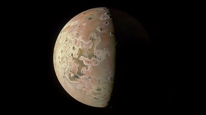 NASA, Jüpiter'in “hırpalanmış” uydusu Io’nun etkileyici görselini yayınladı