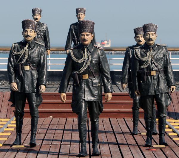 Atatürk ve 18 silah arkadaşı heykellerinin içler acısı hali!