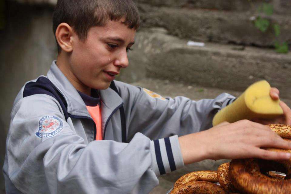 This boy. Парень собирает.