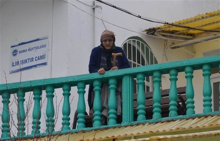 82 yaşındaki kadın her gün caminin önünde nöbet tutmak zorunda (Ceza Kalktı)