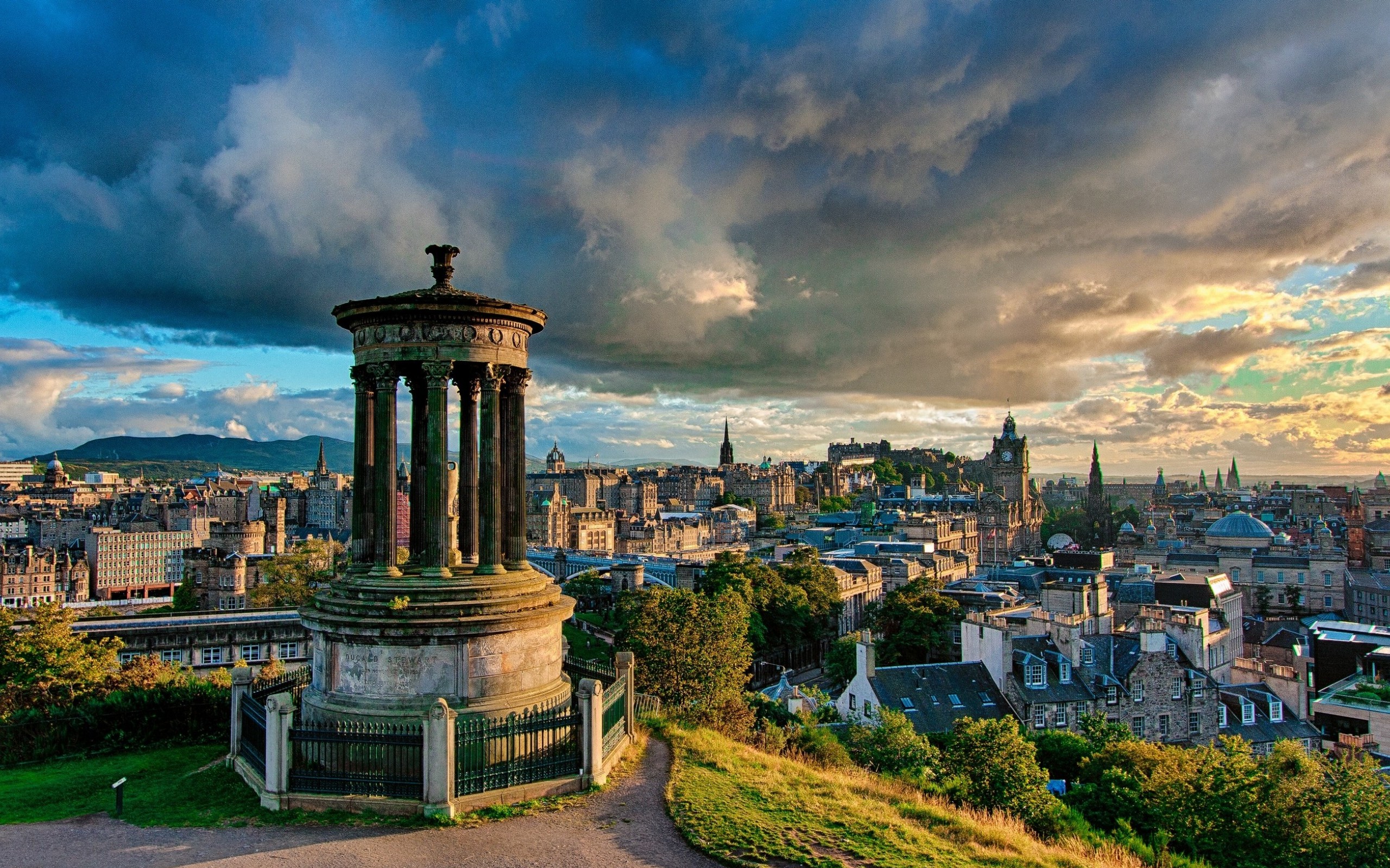 Площадь шотландии. Шотландия столица Эдинбург. Столице Шотландии, городе Эдинбурге. Калтон Хилл. Шотландия, Эдинбург, «город мертвых».