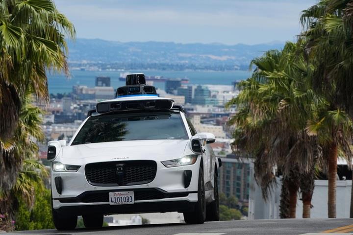 Otonom taksi Waymo, üzerinde silah bulunan yolcuları polise ihbar etti