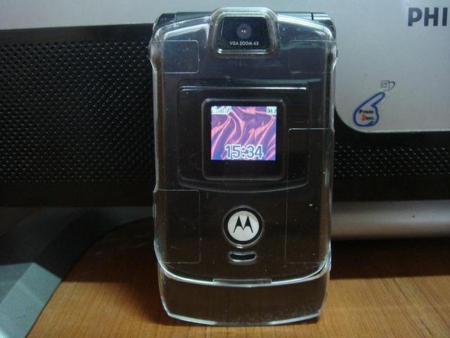  MOTOROLA V3 BLACK  YTL 110 YTL