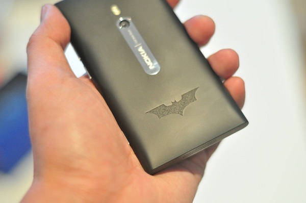 Nokia'dan The Dark Knight  Rises filmine özel logolu Lumia 800 versiyonu 