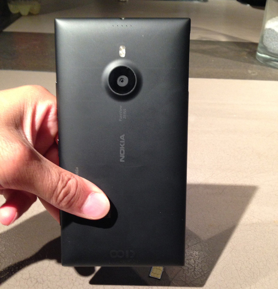 Lumia 1520 ve Xperia akıllı telefonu yanyana görüntülendi