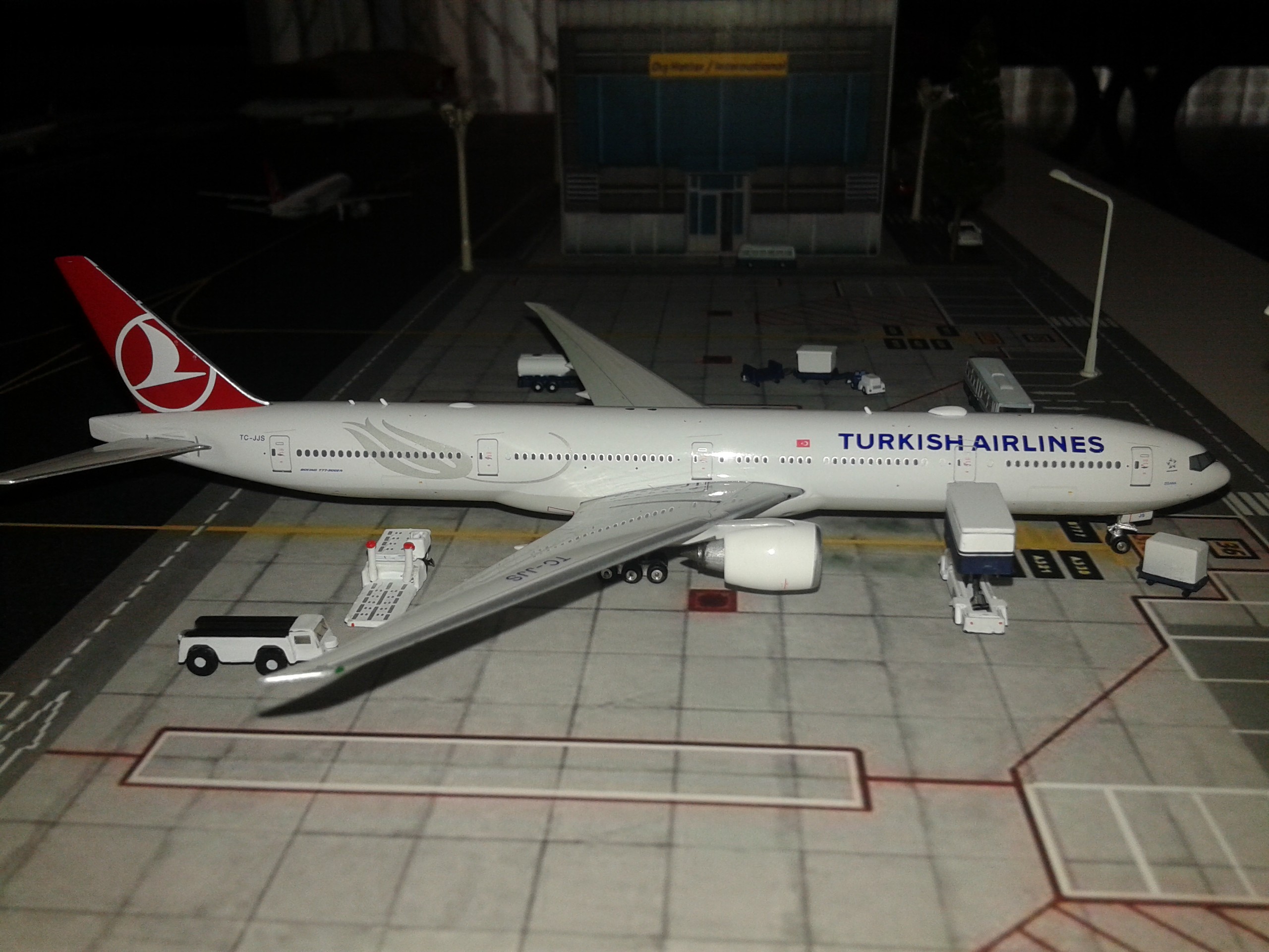  THY 1/400 Mini Airport Diorama