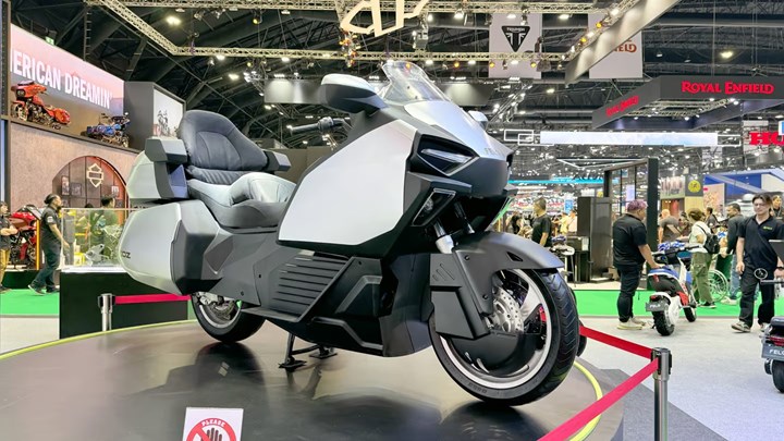 720 km menzilli dev elektrikli motosiklet, otomobilleri aratmıyor