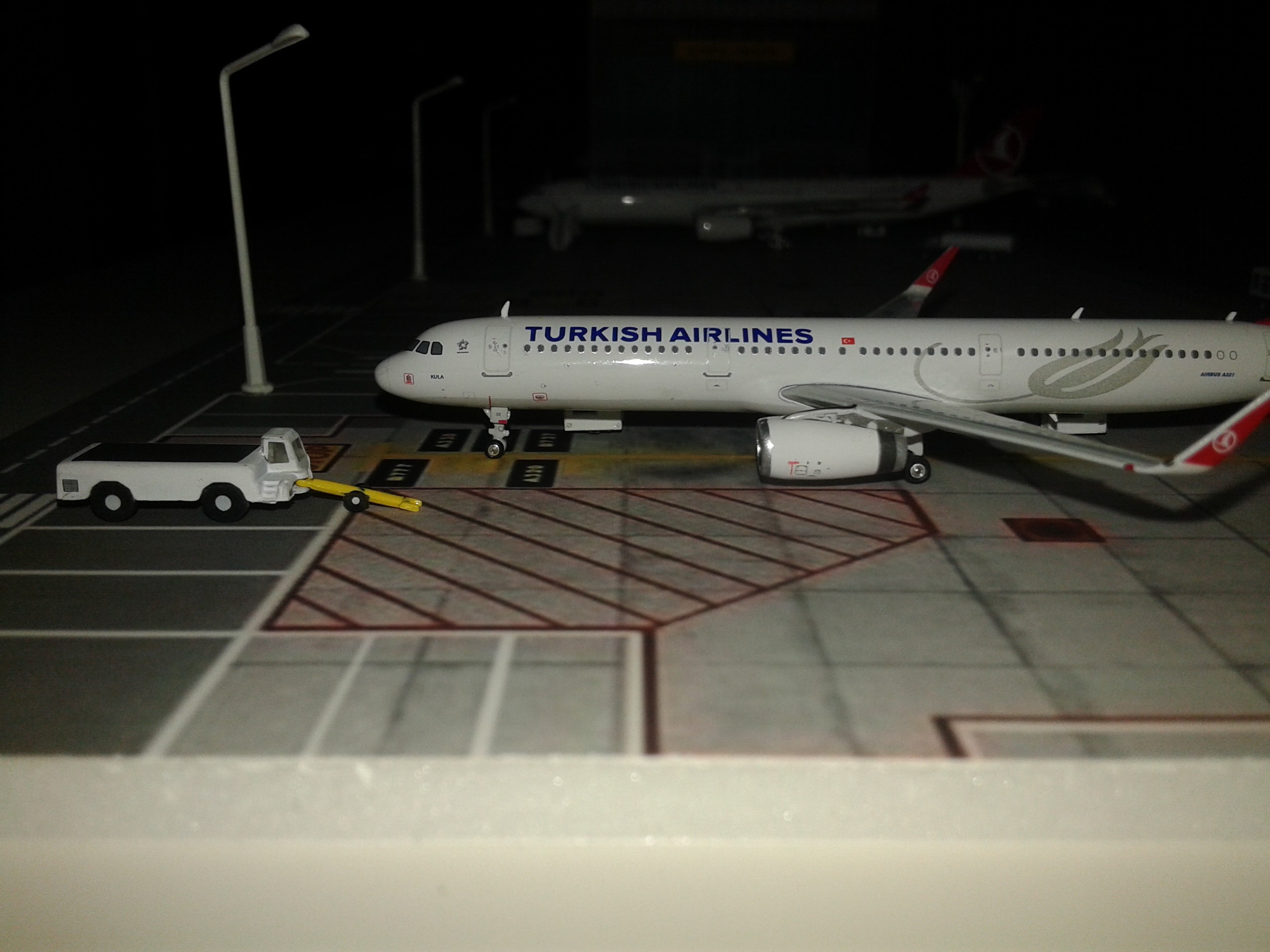  THY 1/400 Mini Airport Diorama