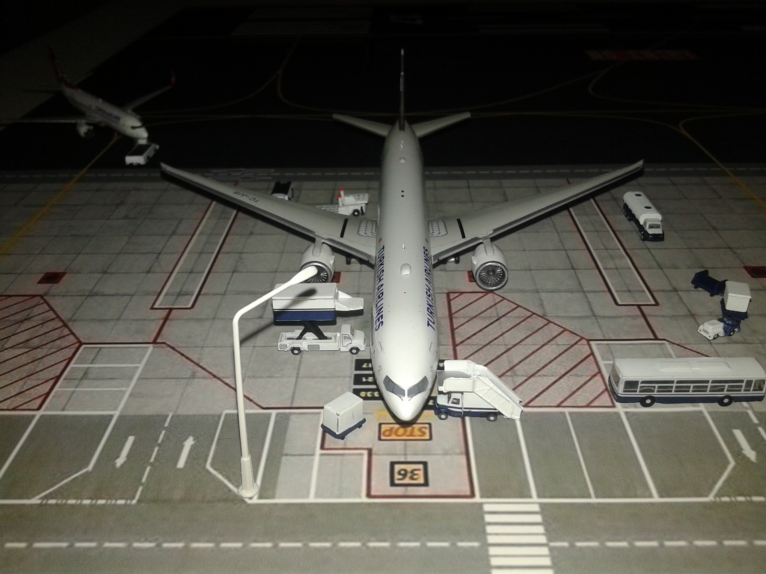  THY 1/400 Mini Airport Diorama