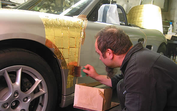 Ремонт дорогого стоит. Сусальное золото авто. Машина покрытая золотом. Покрытие машины сусальным золотом. Машина перекрашенная в золото.