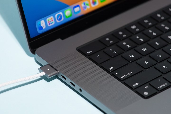 Katlanabilir ekranlı 20.5 inç MacBook Pro geliyor