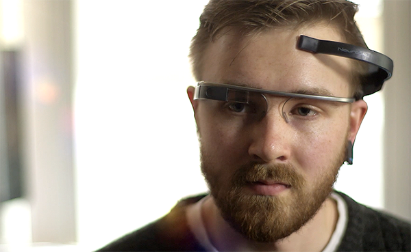 Google Glass için hazırlanan MindRDR uygulaması, gözlüğün kontrol sürecine düşünceyi de dahil ediyor