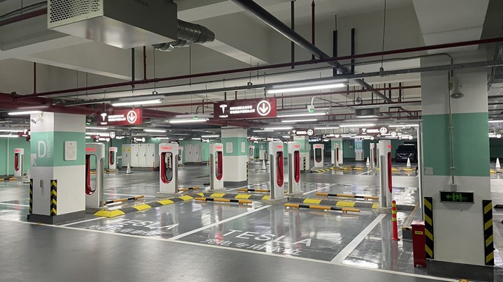 Tesla, dünyanın en büyük Supercharger istasyonunu açtı: 72 şarj ünitesi bulunuyor