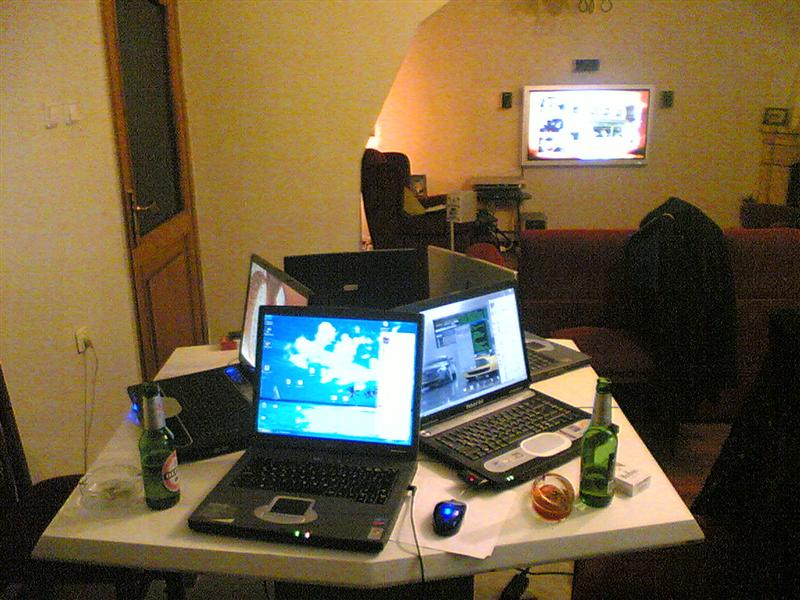  açılmış laptop resmi