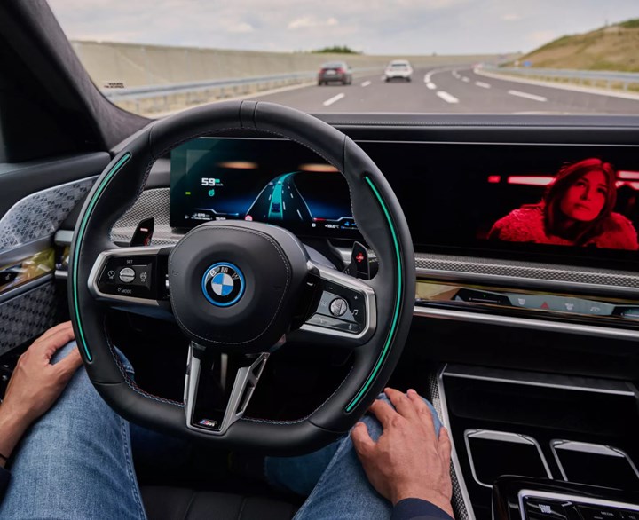 BMW 7 serisine level 3 otonom sürüş geliyor: Gece arabada film bile izleyebilirsiniz!
