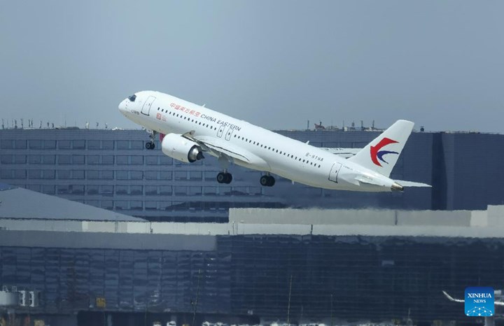 Airbus ve Boeing'in rakibi Çinli COMAC ilk ticari uçuşunu gerçekleştirdi