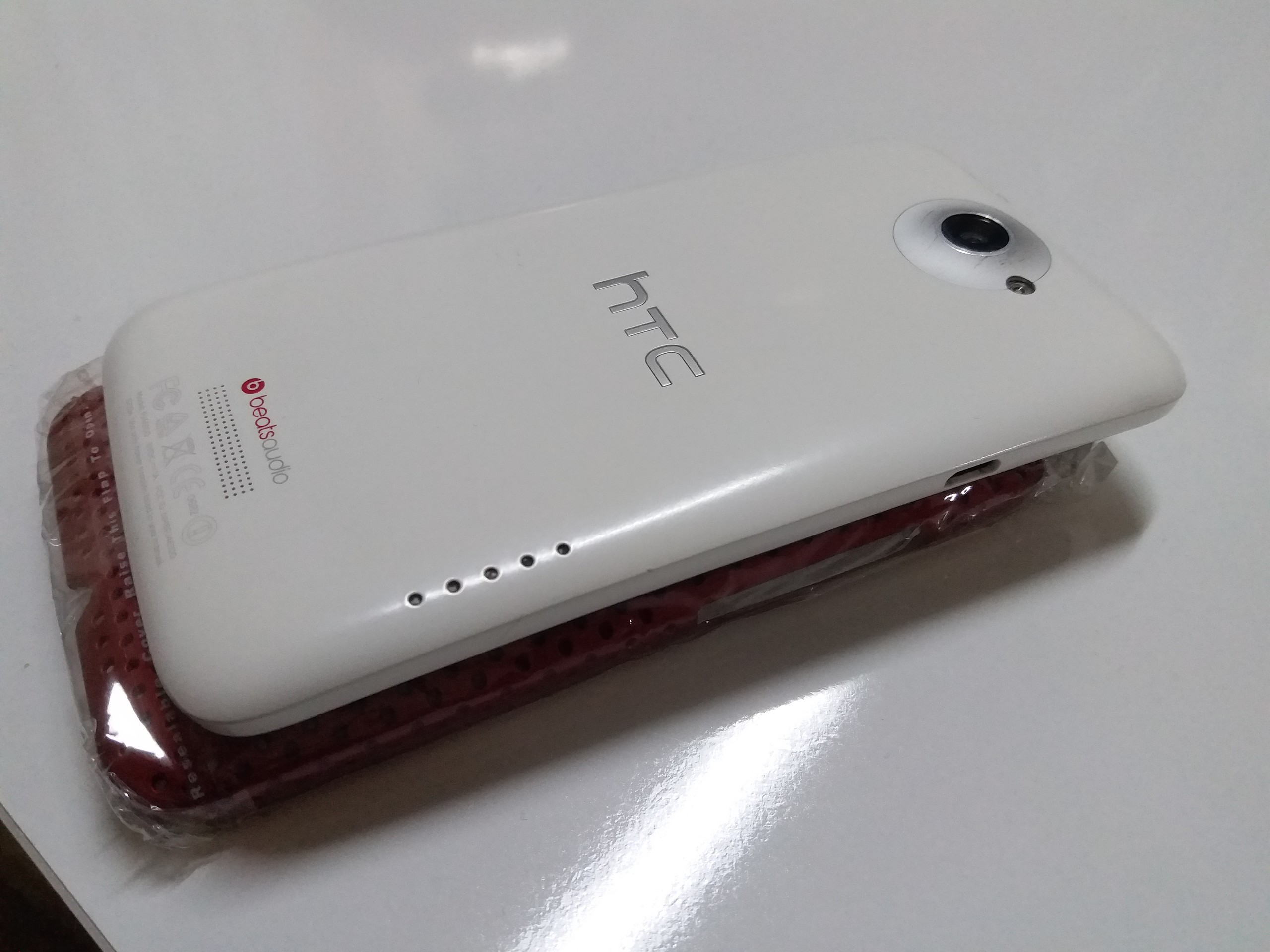  ATEŞ KIRMIZISI HTC DESİRE HD VE KAYITSIZ HTC ONE X 32GB