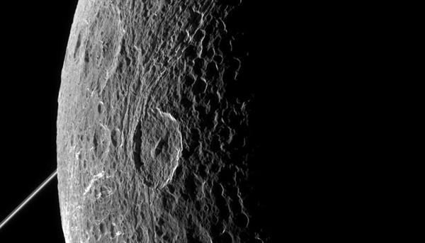 NASA, Satürn uydusuna ait detaylı fotoğraflar yayınladı