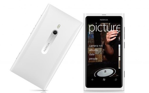 Beyaz Lumia 800 versiyonu bu ay piyasaya çıkıyor