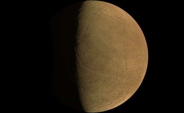 NASA yıllar sonra Jüpiter’in uydusu Europa’nın yakın çekim görüntülerini paylaştı