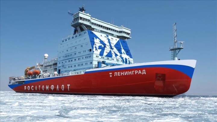 Rusya, nükleer enerjili Leningrad buzkıranını suya indirdi