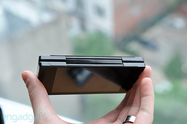 Karşınızda mini tablete dönüşebilen, çift ekranlı ve Androidli telefon prototipi