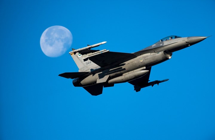 Yapay zekânın uçuracağı bir F-16, simülatör ortamında savaş pilotuna karşı mücadele verecek