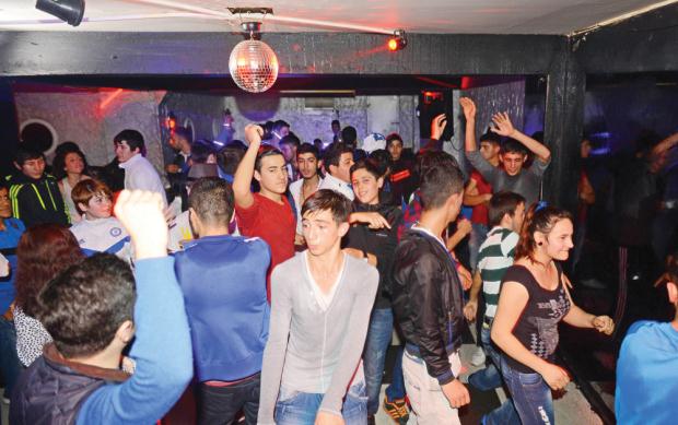  Şanzelize Cafe haberlere çıkmış. Şanzelize vs La Boom Cafe fotograflar + detaylar.