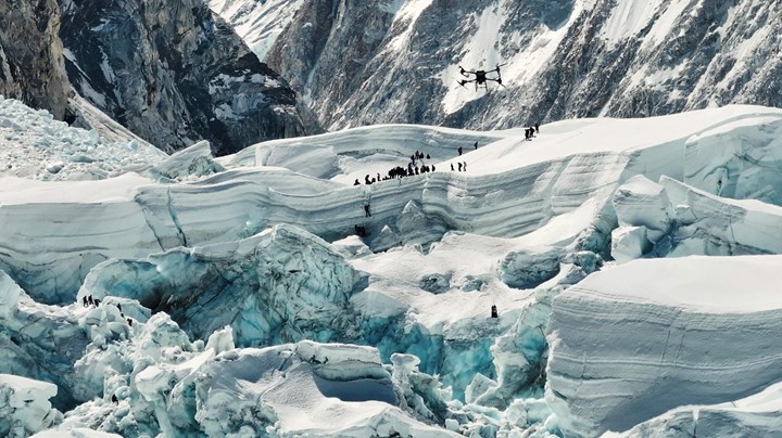 Everest Dağı'nda dünyanın ilk drone teslimatı yapıldı