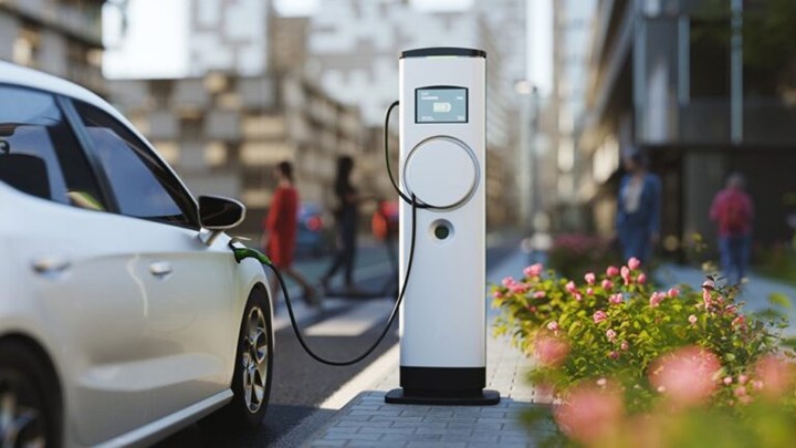 Elektrikli araç satışları artmaya devam ediyor: Bu sene 17 milyon araç satılacak