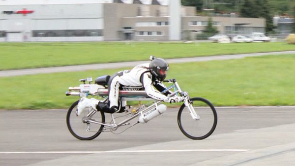 Francois Gissy, roket destekli bisikleti ile saatte 285 km hıza çıkmayı başardı
